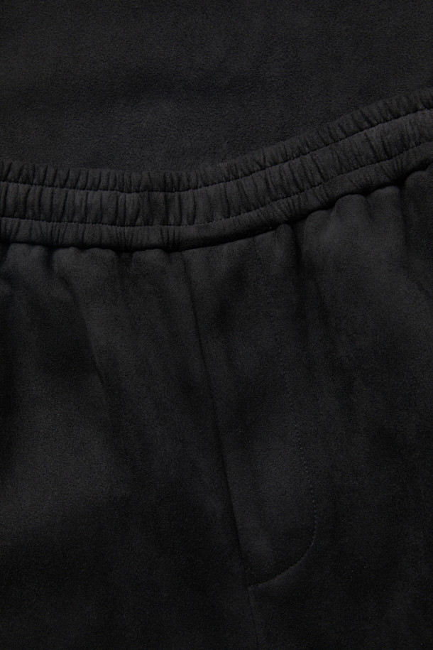 블랙 폴리 스웨이드 트랙 팬츠는 부드러운 촉감의 인조 스웨이드 소재로 제작되어 편안한 착용감을 선사합니다. 남성용으로, 캐주얼 및 스포티 스타일을 모두 소화할 수 있는 릴랙스핏 긴바지입니다. 사계절 내내 활용 가능하며, 일상복으로 적합합니다. 무지 디자인으로 미니멀한 스타일을 연출하기 좋습니다. 폴리에스테르, 폴리우레탄 혼방으로 제작되어 내구성이 뛰어나며 관리가 용이합니다.
