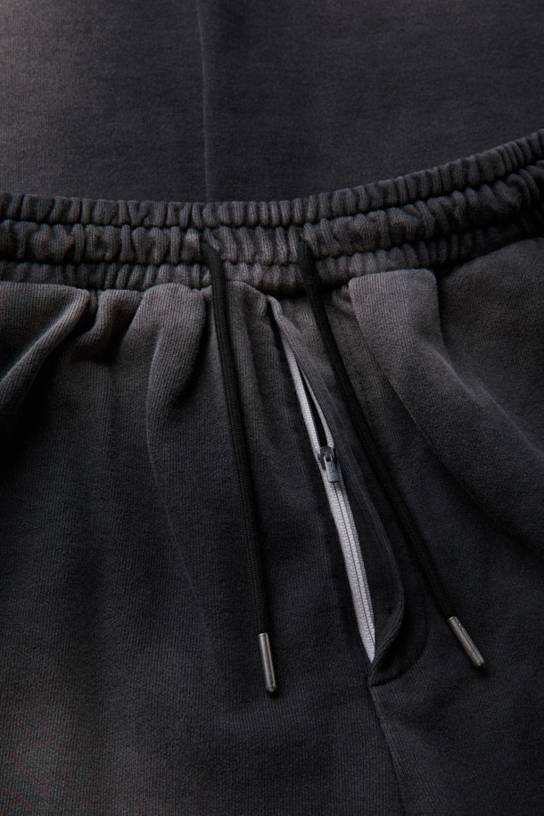 다크 그레이 염색 스웻 팬츠는 편안한 일상과 스타일리시한 연출을 위한 캐주얼룩을 완성합니다. 면 소재의 루즈핏 긴바지로, 집콕룩이나 산책룩에 적합하며 미니멀, 스트리트 스타일을 즐기는 분들께 추천합니다. 다잉 가공과 탈색 브러쉬 가공을 거쳐 빈티지한 멋을 더했으며, 허리 스트링과 밑단 스트링 스토퍼로 핏 조절이 용이합니다. 다크 그레이 컬러는 어떤 상의와도 잘 어울려 활용도가 높습니다.
