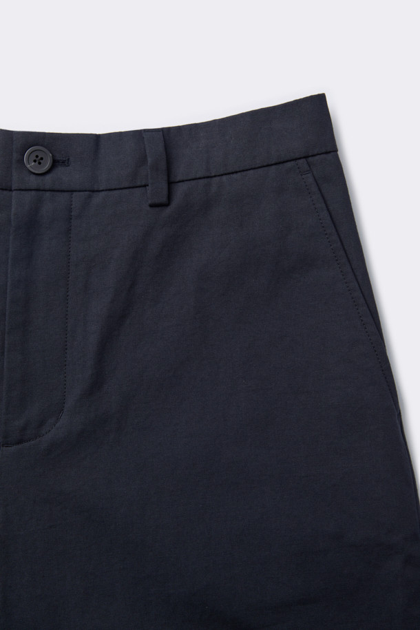 블랙 루즈핏 코튼 셋업 팬츠는 포멀한 스타일을 추구하는 남성 고객을 위한 사계절용 긴 바지입니다. 면 소재로 제작되어 편안한 착용감을 제공하며, 루즈핏 디자인으로 활동성을 높였습니다. 하프 밴딩 처리로 편안함을 더했으며, 셋업으로 스타일링하여 출근룩, 비즈니스 캐주얼, 모임룩 등 다양한 TPO에 활용할 수 있습니다. 클래식, 미니멀, 시크한 스타일을 연출하기에 적합합니다.
