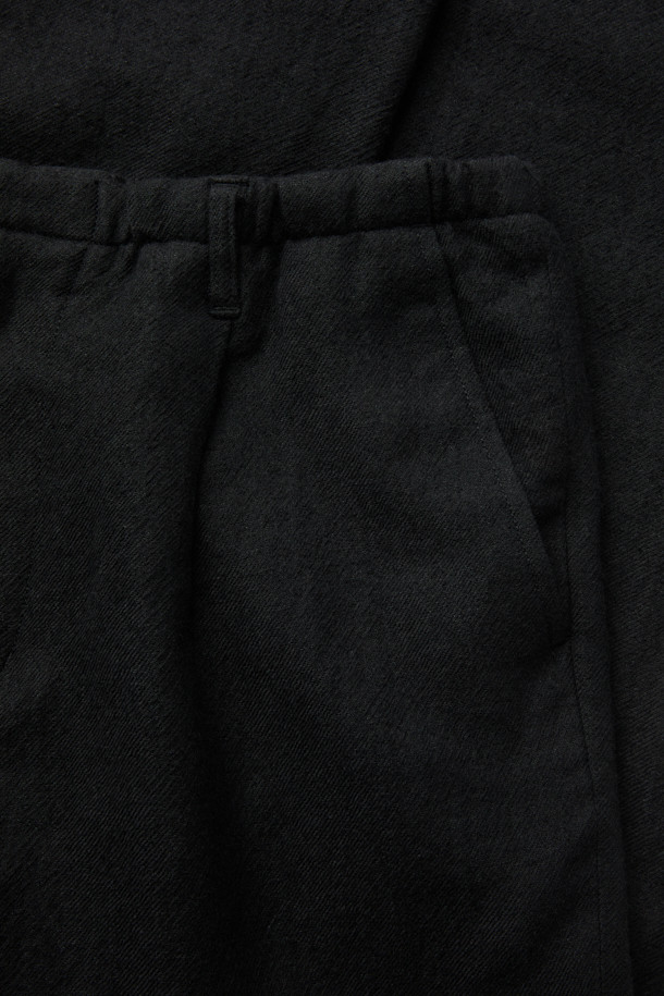 블랙 와이드 핏 거즈 셋업 팬츠는 가을, 겨울 시즌 남성들을 위한 포멀 스타일의 셋업 팬츠입니다. 일본 수입 거즈 조직 소재로 제작되어 부드러운 촉감과 고급스러운 분위기를 선사합니다. 와이드핏으로 편안한 착용감을 제공하며, 원턱 디자인과 스트링 디테일이 더해져 미니멀하면서도 시크한 매력을 더합니다. 오피스룩, 비즈니스 캐주얼, 모임룩 등 다양한 TPO에 활용 가능하며, 클래식한 스타일을 선호하는 분들께 추천합니다. 하프 밴딩 처리로 활동성을 높였습니다.
