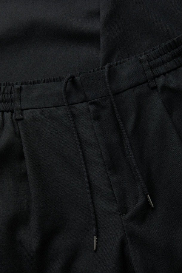 블랙 와이드 핏 코튼 울 셋업 팬츠는 포멀한 스타일을 연출하기에 완벽한 셋업 팬츠입니다. 코튼, 울, 린넨 혼방 소재로 제작되어 편안하면서도 고급스러운 착용감을 선사합니다. 와이드핏 디자인과 원턱 디테일이 트렌디하면서도 시크한 분위기를 더하며, 하프 밴딩과 스트링으로 편안한 착용감을 제공합니다. 오피스룩, 비즈니스 캐주얼, 모임룩 등 다양한 TPO에 활용 가능하며, 클래식, 미니멀, 시크 스타일을 즐겨 입는 분들께 추천합니다. 셋업으로 출시되어 세련된 스타일을 완성할 수 있습니다.
