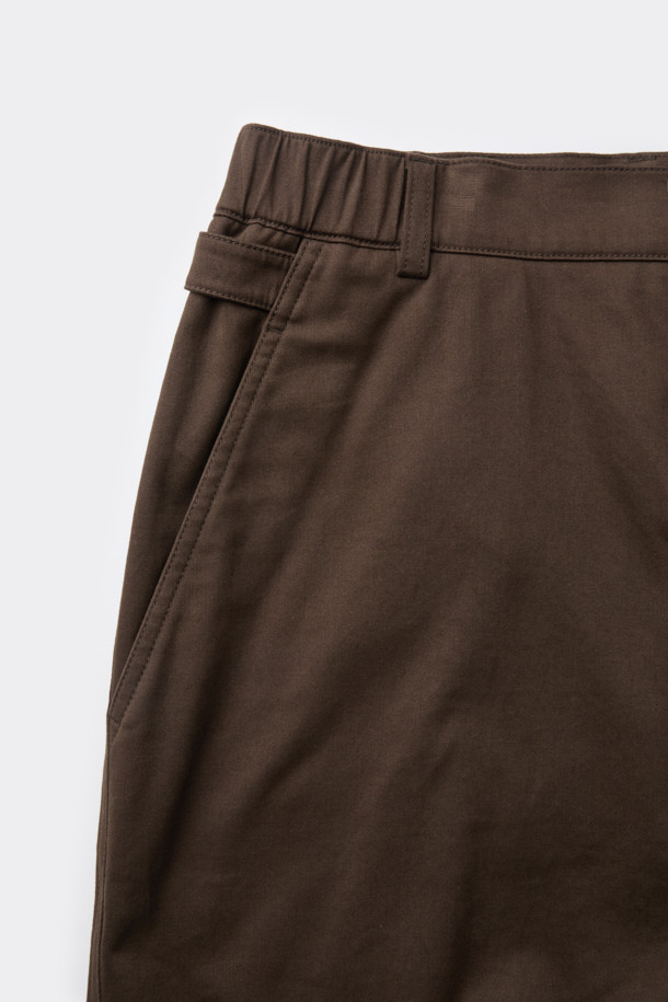 브라운 플랩 디테일 팬츠는 남성용 와이드 팬츠로, 가을과 겨울에 따뜻하게 착용할 수 있습니다. 겉감은 면 소재, 안감은 기모로 제작되어 부드러운 착용감을 선사하며, 신축성이 있어 편안한 활동성을 보장합니다. 루즈핏에 두꺼운 두께감으로 보온성을 높였으며, 무지 패턴에 페이크 플랩 포켓, 다트, 허리 비조 디테일이 더해져 캐주얼하면서도 클래식한 무드를 연출합니다. 출근룩이나 모임룩 등 다양한 TPO에 활용 가능하며, 미니멀한 스타일을 즐기는 분들께 추천합니다.
