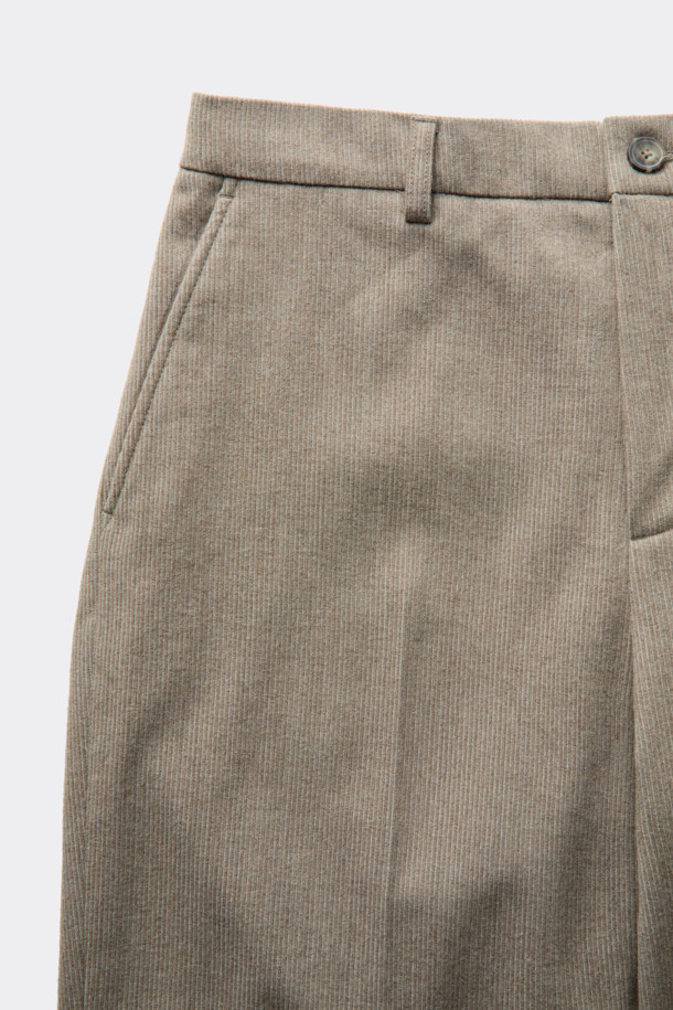 베이지 색상의 루즈핏 코듀로이 셋업 팬츠입니다. 가을과 겨울에 어울리는 두꺼운 두께감으로 포멀 및 클래식 스타일을 연출하기 좋습니다. 울 88%, 폴리에스터 10.1%, 폴리우레탄 1.9%의 혼용률로 제작되었으며, 하프 밴딩으로 편안한 착용감을 제공합니다. 오피스룩, 비즈니스 캐주얼, 모임룩 등 다양한 TPO에 활용 가능하며, 미니멀하고 클래식한 스타일을 선호하는 남성분들께 추천합니다. 셋업으로 출시되어 더욱 간편하게 스타일링을 완성할 수 있습니다.
