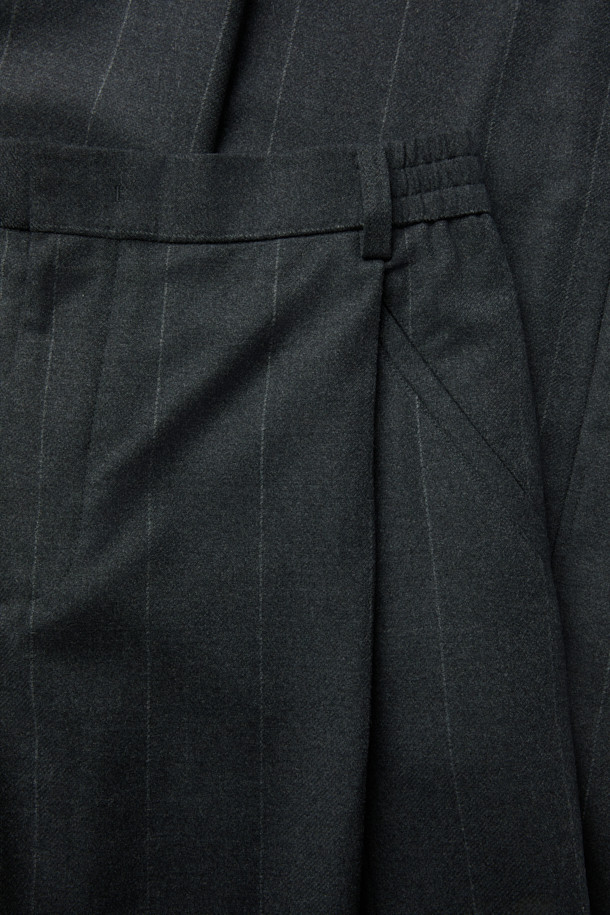 그레이 와이드 핏 원턱 스트라이프 셋업 팬츠는 가을, 겨울 시즌 남성들을 위한 클래식 스타일의 팬츠입니다. 울, 폴리에스테르, 캐시미어, 폴리우레탄 혼방 소재로 제작되어 부드러운 촉감과 편안한 착용감을 선사합니다. 릴랙스 핏에 와이드한 실루엣, 핀턱 디테일, 벨트고리, 버클 허리끈으로 디자인되어 출근룩, 비즈니스 캐주얼, 모임룩 등 다양한 TPO에 활용 가능합니다. 미니멀하고 시크한 분위기를 연출하며, 스트라이프 패턴으로 세련된 포인트를 더했습니다. 벨트 착용이 가능하며, 셋업 스타일링으로 더욱 완성도 높은 룩을 연출할 수 있습니다.
