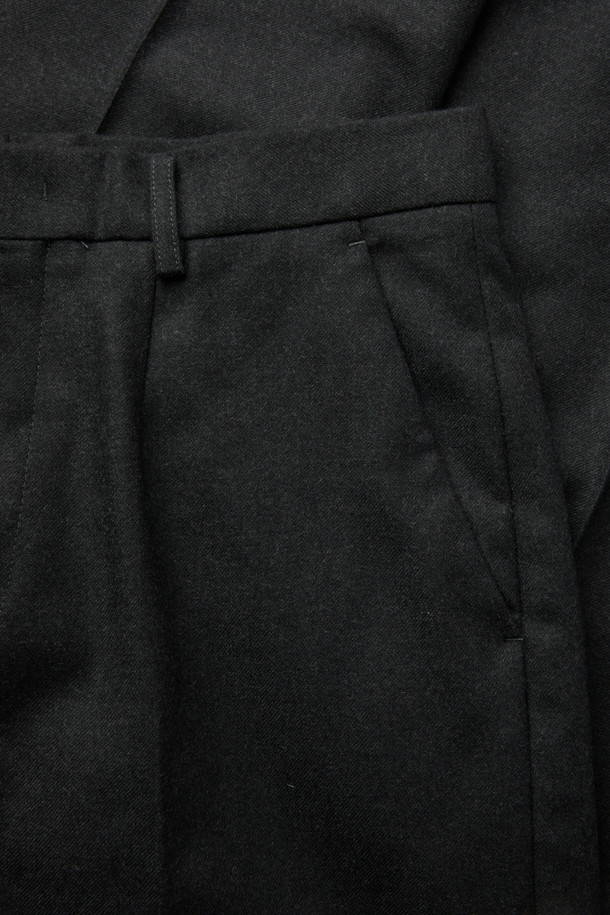 그레이 와이드 핏 울 셋업 팬츠는 가을과 겨울, 오피스룩, 비즈니스 캐주얼, 출근룩을 위한 남성용 울 팬츠입니다. 이탈리아 마르조또사의 고급 원단을 사용하여 제작되었으며, 미니멀하고 클래식한 스타일을 연출합니다. 와이드 핏으로 편안함과 세련된 실루엣을 동시에 제공하며, 두꺼운 두께감으로 따뜻하게 착용할 수 있습니다. 셋업으로 출시되어, 다채로운 스타일링을 완성할 수 있습니다. 무지 디자인으로 어떤 상의와도 쉽게 매치하여 활용도를 높였습니다.