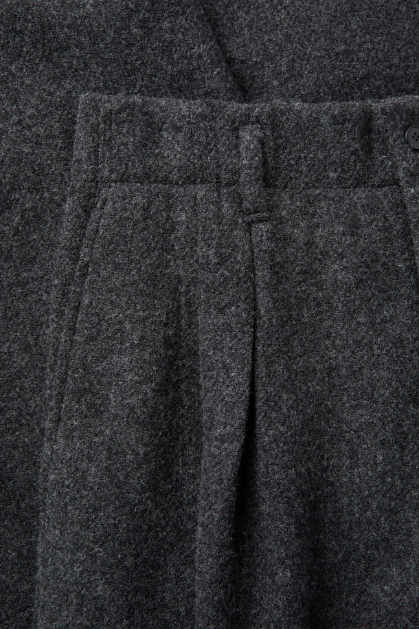 [HED MAYNER] 그레이 울 커브드 팬츠는 모던하고 미니멀한 스타일을 추구하는 남성을 위한 울 팬츠입니다. 가을과 겨울에 어울리는 두꺼운 두께감의 루즈핏 와이드 팬츠로, 부드러운 촉감의 울 소재로 제작되었습니다. 커브드 실루엣과 구조적인 볼륨감이 특징이며, 무릎 다트, 뒷절개 라인, YKK 지퍼 디테일로 완성도를 높였습니다. 출근룩, 비즈니스 캐주얼, 모임룩 등 다양한 TPO에 활용 가능한 클래식하고 시크한 아이템입니다.
