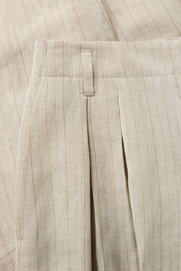 [HED MAYNER] 아이보리 린넨 커브드 팬츠는 미니멀하고 모던한 스타일을 추구하는 남성분들을 위한 제품입니다. 부드러운 린넨과 레이온 혼방 소재로 제작되어 봄, 여름 시즌에 시원하게 착용하기 좋습니다. 와이드 핏과 루즈핏으로 편안한 착용감을 선사하며, 허리선 주름, 무릎 다트 디테일, 뒷절개 라인이 돋보입니다. YKK 지퍼와 사이드, 후면 포켓 디테일로 실용성을 더했으며, 데이트룩, 출근룩 등 다양한 TPO에 활용 가능합니다.
