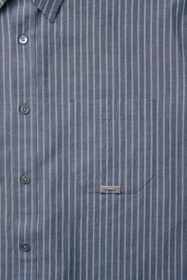 블루 컬러의 오버핏 스트라이프 셔츠입니다. 봄, 여름 시즌에 적합하며, 캐주얼, 미니멀, 클래식 스타일을 연출하기 좋습니다. 부드러운 면 소재로 제작되어 편안한 착용감을 제공하며, 얇은 두께감으로 시원하게 입을 수 있습니다. 차이나 칼라와 롱 슬리브 디자인에 포켓 디테일과 금속 장식이 더해져 포인트를 더했습니다. 남녀 모두 착용 가능한 디자인으로, 일상복으로 활용하기 좋습니다.
