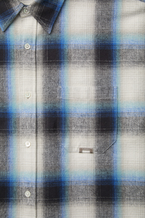 아이보리 오버핏 체크 셔츠는 남성용 상의입니다. 면 소재로 제작되어 봄, 가을에 착용하기 좋으며, 캐주얼, 클래식, 미니멀 스타일을 연출할 수 있습니다. 넉넉한 오버핏에 긴 소매, 카라넥 디자인이 특징이며, 출근룩이나 비즈니스 캐주얼에도 활용 가능합니다. 아이보리 및 블루 컬러의 체크 패턴과 포켓 디테일, 금속 장식이 포인트입니다. 레귤러 기장으로 다양한 하의와 매치하기 용이합니다.
