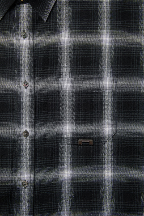 블랙 오버핏 체크 셔츠는 캐주얼한 무드를 연출하는 남성용 셔츠입니다. 가을, 겨울 시즌에 어울리는 두께감의 면 소재로 제작되었으며, 톤온톤 블랙과 그레이 컬러의 체크 패턴이 특징입니다. 넉넉한 오버핏으로 편안한 착용감을 제공하며, 카라 디자인과 긴 소매 기장으로 클래식한 느낌을 더했습니다. 출근룩과 모임룩 모두 활용 가능하며, 포켓 디테일과 금속 장식이 포인트로 더해져 미니멀하면서도 세련된 스타일을 완성합니다.
