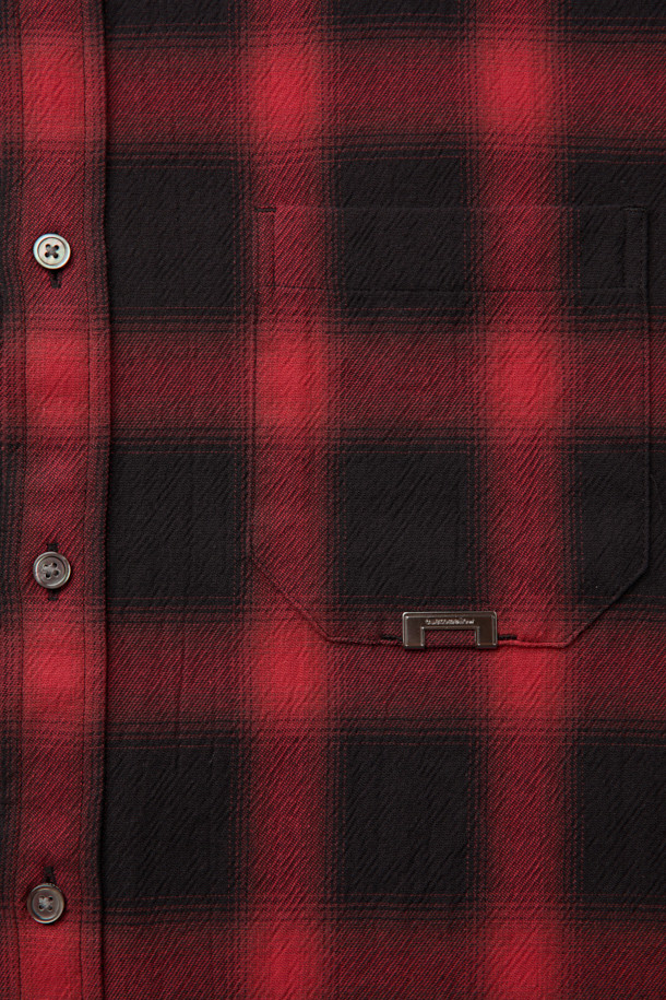 레드 오버핏 체크 셔츠는 남성용 상의입니다. 가을, 겨울 시즌에 어울리는 면 소재의 셔츠로, 레드와 블랙 컬러의 체크 패턴이 특징입니다. 넉넉한 오버핏으로 캐주얼한 스타일을 연출하며, 출근룩이나 모임룩에 활용하기 좋습니다. 카라 디자인과 긴 소매 기장, 포켓 디테일과 금속 장식이 포인트입니다.
