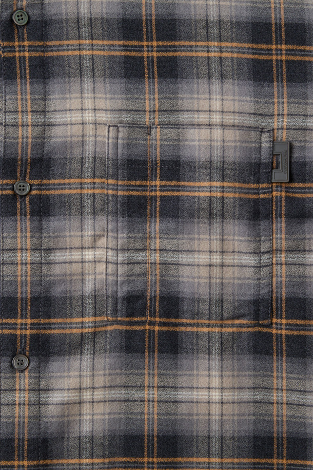 오렌지 색상과 브라운 컬러가 조화로운 오버핏 스트링 체크 셔츠입니다. SOMELOS 유럽 수입 면 원단을 사용하여 부드러운 촉감을 선사하며, 봄, 가을 시즌에 착용하기 좋습니다. 차이나칼라와 긴 소매, 레귤러 기장으로 깔끔한 핏을 연출하며, 캐주얼한 스타일을 완성합니다. 스트링 디테일과 체스트 포켓, 와펜 포인트가 더해져 개성 있는 데이트룩, 여행룩을 연출해보세요. 셔츠 하나만으로 캐주얼, 클래식, 미니멀 무드를 모두 소화할 수 있습니다.
