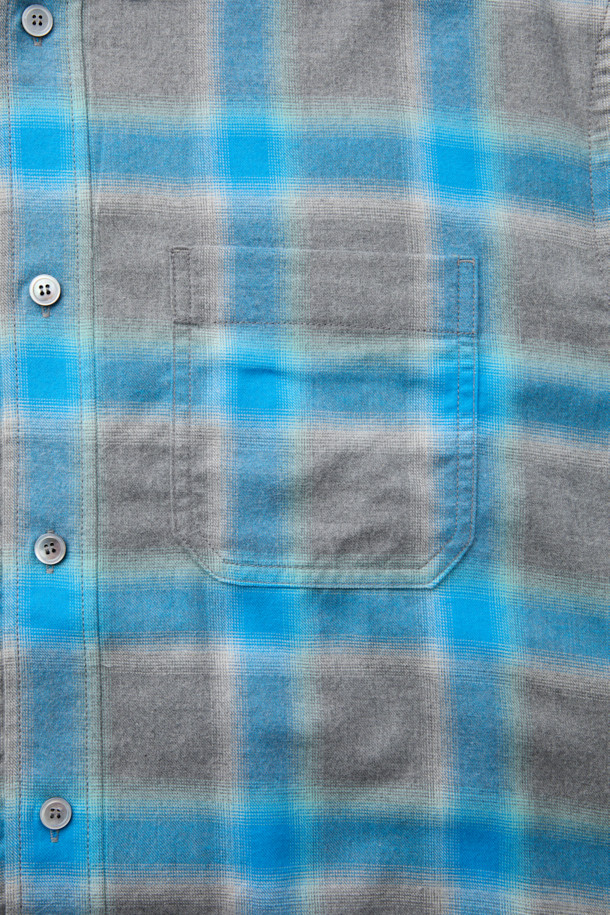 블루 오버사이즈 핏 레이어드 체크 셔츠는 캐주얼, 클래식, 미니멀 스타일을 즐기는 남성분들을 위한 제품입니다. 봄, 가을에 어울리는 긴 소매 셔츠로, 일상과 데이트룩, 봄 소풍룩에 모두 활용 가능합니다. SOMELOS 유럽 수입 옴브레 체크 원단, 코튼 100% 소재로 제작되어 부드러운 촉감을 선사합니다. 레이어드 카라와 사이드 슬릿, 후면 절개 디테일이 돋보이며, 오버핏으로 편안한 착용감을 제공합니다.
