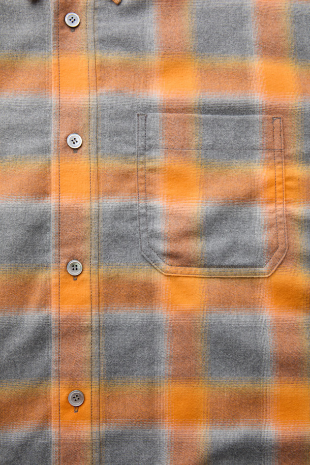 오렌지 오버사이즈 핏 레이어드 체크 셔츠는 남성 고객을 위한 캐주얼 스타일의 셔츠입니다. 가을과 겨울에 어울리는 긴소매 디자인으로, 옴브레 체크 패턴이 특징입니다. SOMELOS 유럽 수입 면 원단을 사용하여 제작되었으며, 오버핏과 레이어드 카라, 사이드 슬릿, 후면 절개 디테일이 돋보입니다. 여유로운 핏감으로 편안하게 착용 가능하며, 캐주얼, 클래식, 미니멀 스타일을 연출하기 좋습니다. 그레이 컬러도 함께 제공됩니다.
