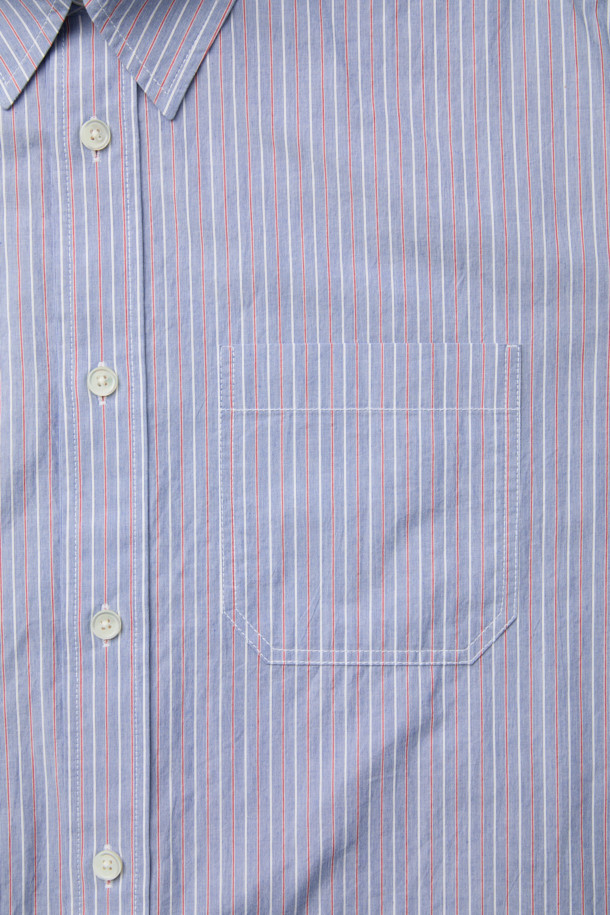 블루 오버사이즈 핏 슬릿 카라 롱 셔츠는 남성용 셔츠로, 봄, 가을에 착용하기 좋습니다. 베이직하고 캐주얼한 스타일로, 데이트룩이나 봄 소풍룩에 적합합니다. 얇은 두께의 면 소재로 제작되어 편안한 착용감을 선사하며, 긴 소매와 스트라이프 패턴이 특징입니다. 슬릿넥 디자인과 사이드 슬릿 디테일이 돋보이며, 오버핏으로 트렌디한 스타일을 연출합니다. 캐주얼, 미니멀, 클래식 스타일을 즐겨 입는 분들께 추천합니다.
