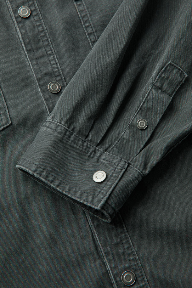 그레이 더블 포켓 데님 셔츠는 남성들을 위한 캐주얼하고 빈티지한 스타일의 상의입니다. 봄, 가을에 어울리는 릴랙스 핏의 긴 소매 셔츠로, 아우터처럼 걸쳐 입을 수 있습니다. 무지 패턴의 면 소재로 제작되었으며, 가슴 부분의 더블 포켓 디테일과 스냅 버튼이 특징입니다. 피그먼트 다잉 처리로 빈티지한 멋을 더했으며, 밑단 스트링으로 다양한 스타일 연출이 가능합니다. 데이트룩, 캠핑룩 등 다양한 TPO에 미니멀하게 활용하기 좋습니다.
