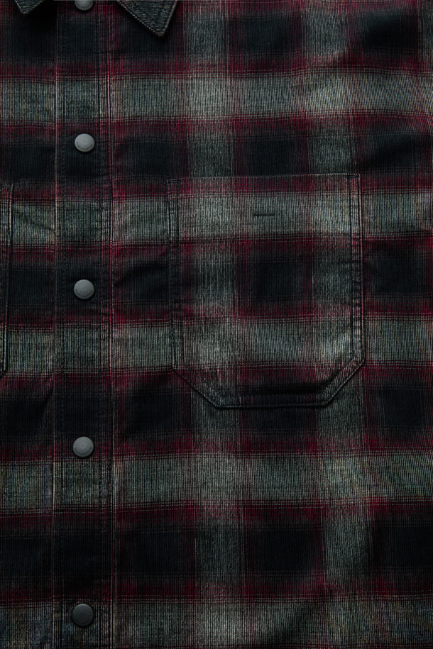 레드 스트링 체크 아우터 셔츠는 남성용 셔츠로, 봄, 가을에 캐주얼하게 연출하기 좋습니다. 레드와 블랙 컬러의 체크 패턴이 돋보이며, 오버핏으로 편안한 착용감을 선사합니다. 카라넥 디자인에 긴 소매 기장으로 제작되었으며, 체스트 포켓과 밑단 스트링 디테일로 포인트를 더했습니다. 데이트룩, 봄 소풍룩, 캐주얼, 미니멀, 시티보이 스타일을 즐기는 분들께 추천합니다. 밑단 스트링으로 핏 조절이 가능하여 다양한 스타일을 연출할 수 있습니다.
