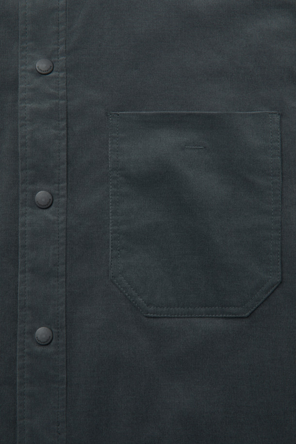 그레이 컬러의 코듀로이 아우터 셔츠입니다. 부드러운 코튼, 폴리우레탄, 코듀로이 혼방 소재로 제작되어 가을, 겨울철 따뜻하게 착용할 수 있습니다. 오버핏 크롭 기장으로 트렌디한 스타일을 연출하며, 밑단 스트링 조절 기능과 전면 체스트 포켓 디테일이 돋보입니다. 캐주얼, 미니멀, 클래식 스타일을 즐기는 남성분들께 출근룩, 모임룩으로 추천합니다. 긴 소매 기장으로 다양한 룩에 활용하기 좋습니다.
