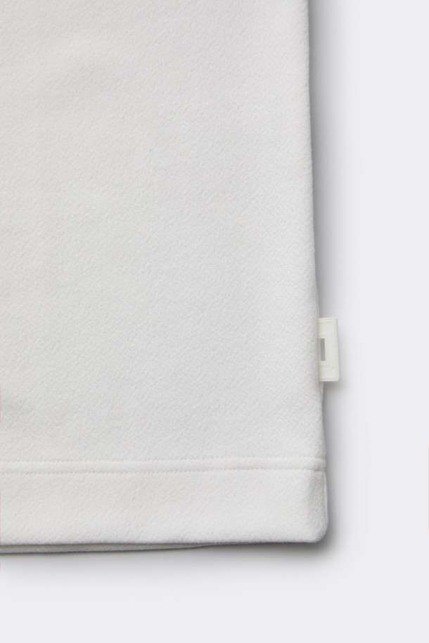 화이트 텍스처 티셔츠는 남성용으로, 베이직한 스타일을 추구하는 분들께 적합합니다. 얇은 두께감과 부드러운 촉감의 폴리에스테르 소재로 제작되어 편안한 착용감을 선사합니다. 라운드넥, 긴 소매, 레귤러 핏 디자인으로, 사계절 내내 활용하기 좋습니다. 자가드 패턴으로 은은한 멋을 더했으며, 사이드 라벨 디테일로 완성도를 높였습니다. 미니멀, 클래식, 캐주얼 스타일을 즐겨 입는 분들에게 추천합니다.
