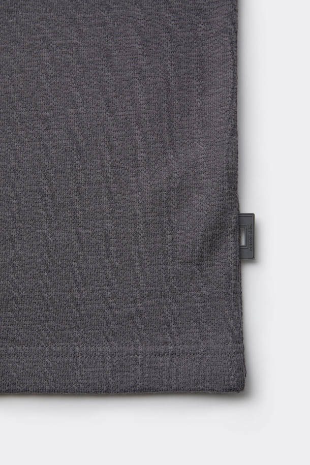 그레이 텍스처 티셔츠는 남성을 위한 베이직 스타일의 긴소매 티셔츠입니다. 봄, 가을에 적합하며, 부드러운 면 소재로 제작되어 편안한 착용감을 선사합니다. 레귤러 핏에 라운드넥 디자인으로, 일상적인 활동에 부담 없이 착용할 수 있습니다. 얇은 두께감과 무지 패턴은 미니멀, 클래식, 캐주얼 등 다양한 스타일에 활용하기 좋습니다. 사이드 라벨 디테일로 깔끔함을 더했습니다.
