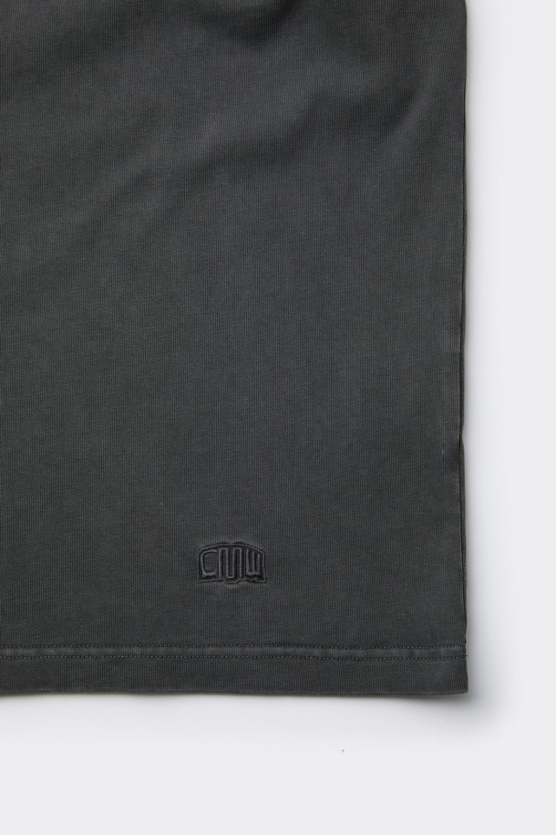 그레이 컬러의 다잉 기법으로 빈티지한 멋을 살린 릴렉스핏 긴소매 티셔츠입니다. 봄, 가을 시즌에 활용하기 좋으며, 부드러운 면 소재로 제작되어 편안한 착용감을 선사합니다. 라운드넥 디자인에 캐주얼, 미니멀, 클래식 스타일을 모두 아우르는 디자인으로, 산책룩과 같은 일상적인 TPO에 적합합니다. 가슴 부분에는 브랜드 로고 자수 디테일이 더해져 은은한 포인트를 줍니다.
