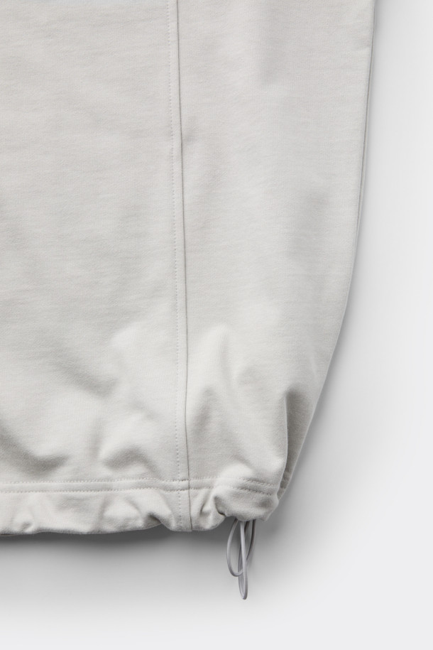 그레이 스웨트 폴로입니다. 부드러운 촉감의 면 100% 소재로 제작되어 편안한 착용감을 선사합니다. 립 카라 디테일과 긴소매 디자인이 특징이며, 오버핏으로 캐주얼하고 베이직한 스타일을 연출합니다. 밑단 스트링으로 핏 조절이 가능하며, 사이드 포켓이 있어 실용성을 더했습니다. 캠핑룩, 산책룩 등 어떤 TPO에도 잘 어울리는 데일리 아이템입니다.
