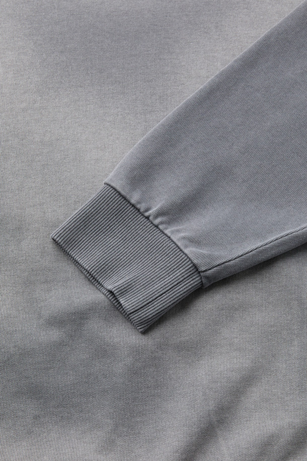 그레이 염색 스웨트셔츠는 캐주얼과 미니멀, 레트로 스타일을 즐기는 분들을 위한 아이템입니다. 릴랙스 핏에 두꺼운 면 소재로 제작되어 탄탄한 촉감을 선사하며, 봄, 가을, 겨울 모두 착용 가능합니다. 빈티지한 무드를 더하는 썰파 다잉과 브러쉬 탈색 기법, 밑단과 소매 시보리, 사이드 포켓 디테일이 특징입니다. 라운드넥 디자인으로 다양한 룩에 매치하기 좋으며, 집콕룩, 산책룩, 캠핑룩 등 편안한 TPO에 활용하기 좋습니다.
