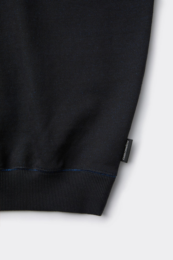 블랙 투톤 스웨트셔츠는 가을, 겨울 시즌에 어울리는 베이직 스타일의 상의입니다. 면 소재의 탄탄한 촉감과 오버핏으로 편안한 착용감을 선사하며, 라운드넥과 긴 소매 디자인으로 제작되었습니다. 집콕룩, 캠핑룩 등 다양한 TPO에 활용 가능하며, 캐주얼, 미니멀, 클래식 스타일을 연출하기 좋습니다. 시보리 디테일과 이중직 원단으로 제작되어 퀄리티를 높였습니다.
