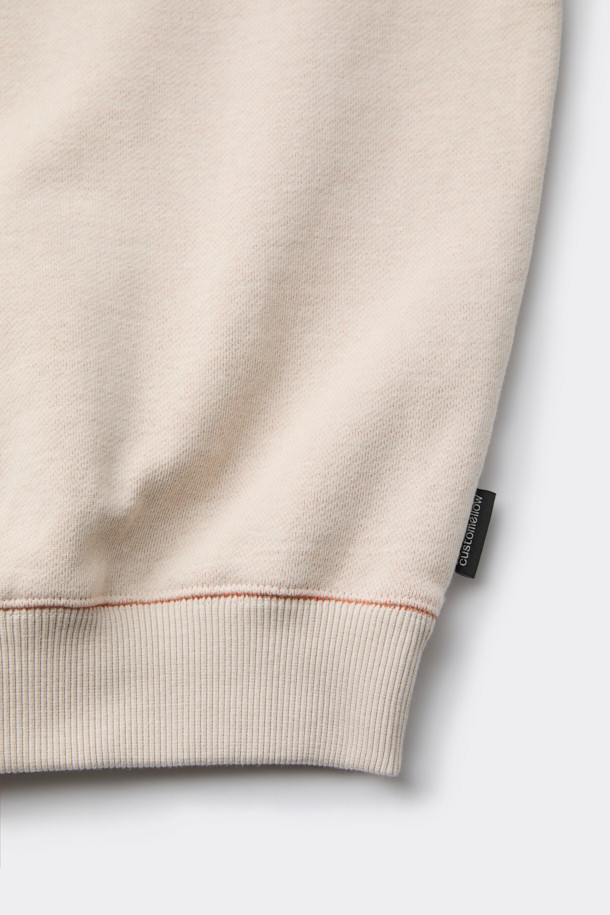 베이지 투톤 스웨트셔츠는 캐주얼하고 베이직한 스타일을 연출하기에 좋은 아이템입니다. 넉넉한 오버핏으로 편안한 착용감을 선사하며, 봄, 가을, 겨울 세 계절 모두 활용 가능합니다. 면 100% 소재로 제작되어 부드러운 촉감과 탄탄한 내구성을 자랑하며, 밑단과 소매 시보리 처리로 활동성을 더했습니다. 라운드넥 디자인에 무지 패턴, 절개 부분의 투톤 배색이 은은한 포인트를 줍니다. 캠핑룩, 산책룩 등 다양한 TPO에 미니멀하고 클래식한 스타일을 더해보세요.
