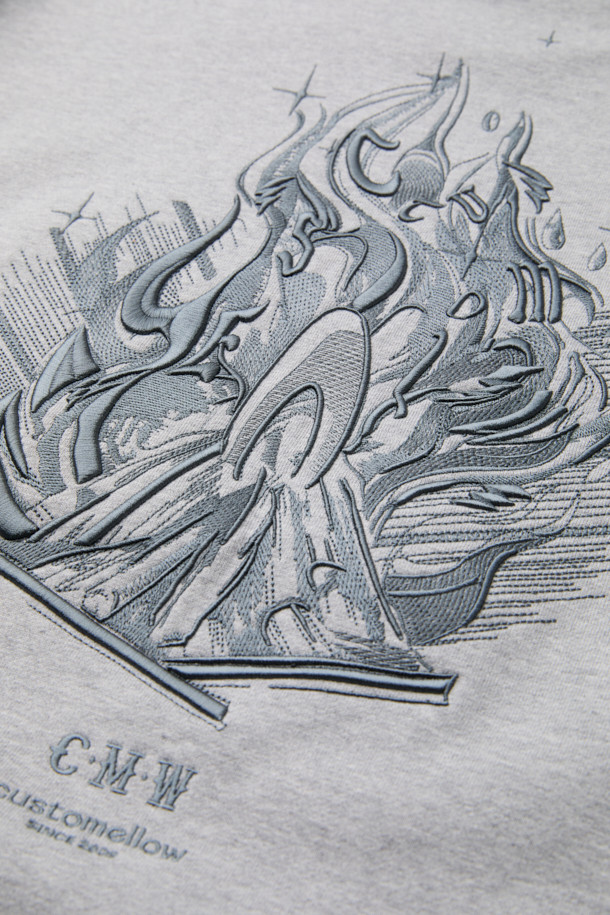 그레이 그래픽 스웨트셔츠는 남성을 위한 캐주얼 스타일의 상의입니다. 가을, 겨울 시즌에 어울리는 두꺼운 두께감의 면 소재로 제작되었으며, 릴랙스 핏으로 편안한 착용감을 선사합니다. 라운드넥 디자인에 그래픽과 자수 무늬가 돋보이며, 시보리 디테일이 더해져 완성도를 높였습니다. 캠핑룩이나 집콕룩, 미니멀, 시티보이 스타일을 즐기는 분들께 추천하는 아이템입니다. 긴 소매 기장으로 간절기부터 한겨울까지 따뜻하게 입을 수 있습니다.
