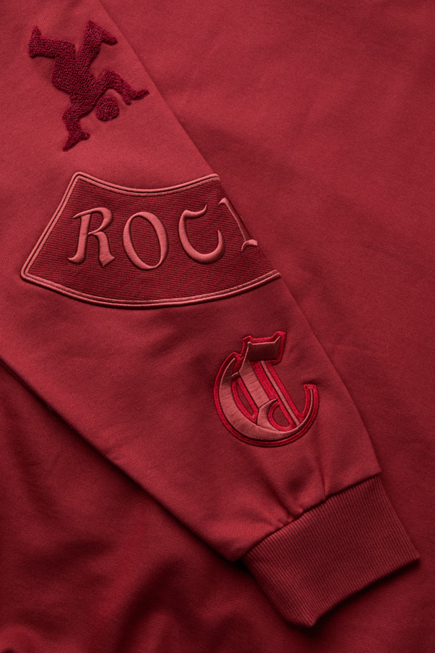 선명한 레드 컬러가 돋보이는 그래픽 스웨트셔츠입니다. 남녀 모두 착용 가능한 릴랙스 핏으로, 캐주얼 및 스포티 스타일을 연출하기 좋습니다. 두꺼운 면 소재로 제작되어 가을, 겨울 시즌에 따뜻하게 입을 수 있으며, 탄탄한 촉감이 특징입니다. 라운드넥 디자인에 긴 소매 기장으로 편안함을 더했으며, 시보리 및 자수 디테일이 포인트를 더합니다. 캠핑룩, 집콕룩 등 다양한 TPO에 활용 가능하며, 미니멀한 스타일 연출에도 용이합니다.
