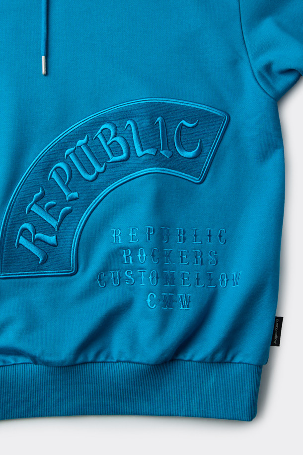 블루 그래픽 후디는 남녀 공용으로, 봄, 가을, 겨울 모두 활용 가능한 두꺼운 두께감의 후드티입니다. 캐주얼 및 스포티한 스타일 연출에 용이하며, 오버핏으로 편안한 착용감을 선사합니다. 면 소재로 제작되었으며, 후드 스트링, 밑단 및 소매 시보리 처리, 그리고 자수 디테일이 특징입니다. 로고 및 그래픽 패턴이 돋보이며, 긴 소매 기장으로 디자인되었습니다.
