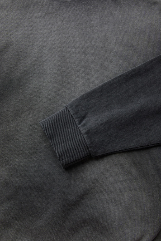 그레이 우븐 레이어드 후디는 남성용 후드티셔츠로, 가을과 겨울에 따뜻하게 착용하기 좋습니다. 면 소재로 제작되어 부드러운 촉감을 선사하며, 릴랙스 핏으로 편안한 착용감을 제공합니다. 후드, 긴소매, 무지 패턴, 두꺼운 두께감으로 보온성을 높였으며, 우븐 소재 레이어드, 후드 스트링, 사이드 포켓, 밑단 및 소매 시보리, 썰파 다잉, 브러쉬 탈색 등의 디테일이 돋보입니다. 집콕룩, 산책룩, 캠핑룩, 캐주얼, 스트리트, 미니멀 스타일 연출에 적합합니다.
