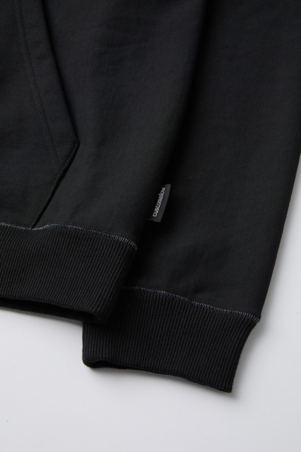 블랙 스티치 후디는 캐주얼하고 미니멀한 스타일을 추구하는 남녀 모두를 위한 후드티입니다. 릴랙스 핏으로 편안한 착용감을 선사하며, 가을과 겨울철에 적합한 두꺼운 두께감으로 제작되었습니다. 면과 폴리에스테르 혼방 소재로 부드러운 촉감을 느낄 수 있으며, 후드 스트링과 사이드 포켓, 시보리 마감 등의 디테일이 돋보입니다. 집콕룩이나 산책룩 등 일상에서 폭넓게 활용할 수 있는 베이직 아이템입니다. 무지 디자인에 스티치 디테일로 포인트를 더해, 심플하면서도 세련된 스타일을 연출합니다.
