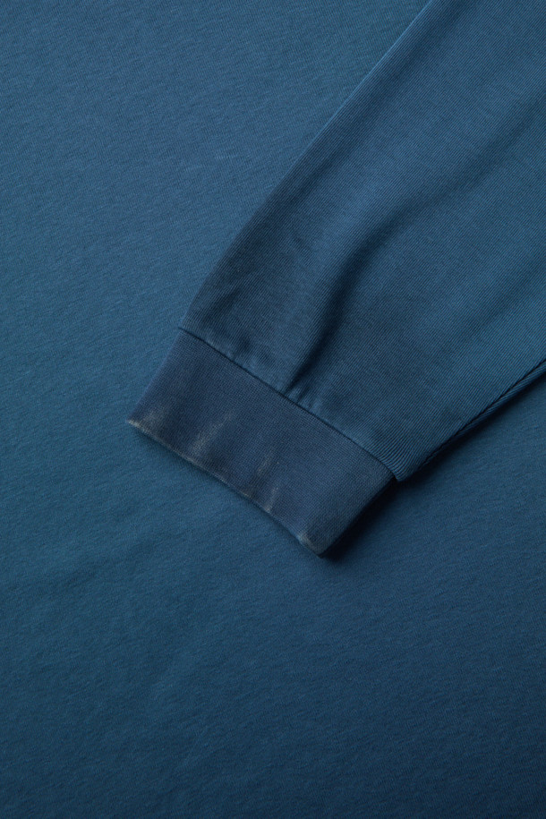 네이비 다잉 티셔츠는 캐주얼 및 미니멀 스타일을 즐기는 남성을 위한 긴 소매 티셔츠입니다. 봄, 가을에 어울리는 레귤러 핏으로, 일상과 산책 시 편안하게 착용할 수 있습니다. 부드러운 면 소재에 루나 다잉 기법으로 은은한 그라데이션 염색을 더해 유니크한 분위기를 연출합니다. 소매 시보리가 있어 활동성을 높였으며, 라운드넥 디자인으로 어떤 스타일에도 쉽게 매치할 수 있습니다.
