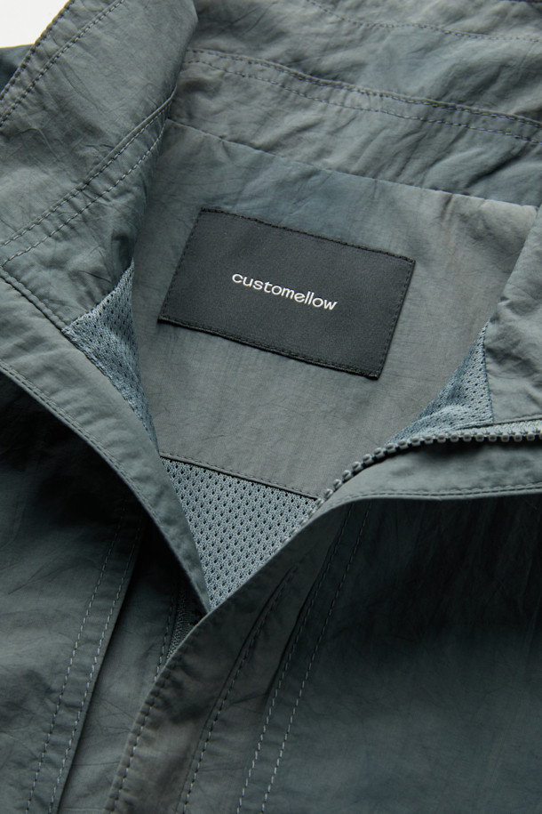 다크 그레이 아노락 재킷은 봄, 가을에 어울리는 스포티한 무드의 아우터입니다. 불규칙한 다잉 기법으로 유니크함을 더했으며, 하이넥 디자인과 가슴 포켓, 사이드 이중 포켓으로 실용성을 높였습니다. 넉넉한 오버핏으로 편안한 착용감을 선사하며, 소매 턱 디테일과 하단 스트링으로 다양한 스타일 연출이 가능합니다. 메쉬 안감과 나일론, 코튼 혼방 소재로 제작되어 쾌적함을 유지하며, 산책룩, 여행룩, 시티보이 스타일을 완성합니다.
