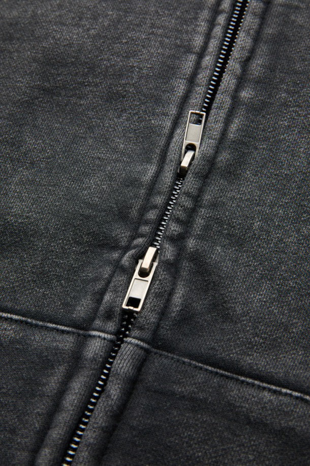 블랙 다잉 집업 후디는 빈티지하고 캐주얼한 스타일의 남녀 공용 후드집업입니다. 봄, 가을, 겨울 세 계절 모두 활용 가능하며, 릴랙스 핏으로 편안한 착용감을 선사합니다. 두꺼운 면 소재에 탄탄한 촉감을 더해, 캠핑룩이나 집콕룩 등 다양한 TPO에 적합합니다. 무지 디자인과 블랙 컬러는 미니멀, 스트리트 등 어떤 스타일에도 쉽게 매치할 수 있으며, 다잉 워싱 기법으로 은은한 빈티지 무드를 연출합니다. 사이드 포켓, 밑단 및 소매 시보리 디테일이 실용성을 더합니다.
