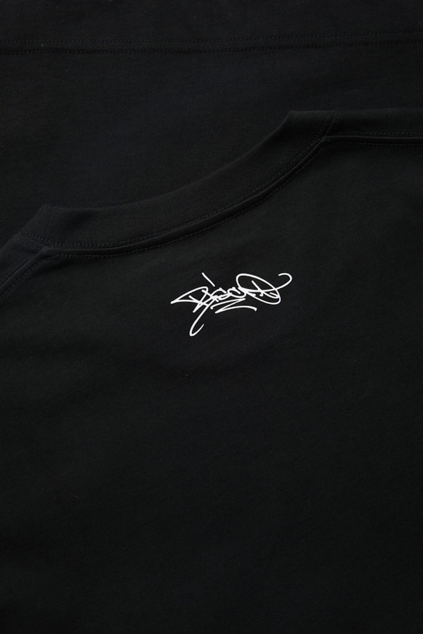 [비스코 스미스] 블랙 그래픽 반팔 티셔츠는 스트릿과 캐주얼 스타일을 즐기는 당신을 위한 아이템입니다. 부드러운 면 소재로 제작되어 편안한 착용감을 선사하며, 봄, 여름 시즌에 적합합니다. BISCO SMITH 작가의 'AsAbove' 작품 모티브를 그래픽 자수와 함께 전면에 담아 유니크한 디자인을 완성했습니다. 뒷넥에는 작가 시그니처 프린팅을 더해 소장 가치를 높였습니다. 릴랙스 핏과 라운드넥 디자인으로 어떤 스타일에도 자연스럽게 어울립니다.
