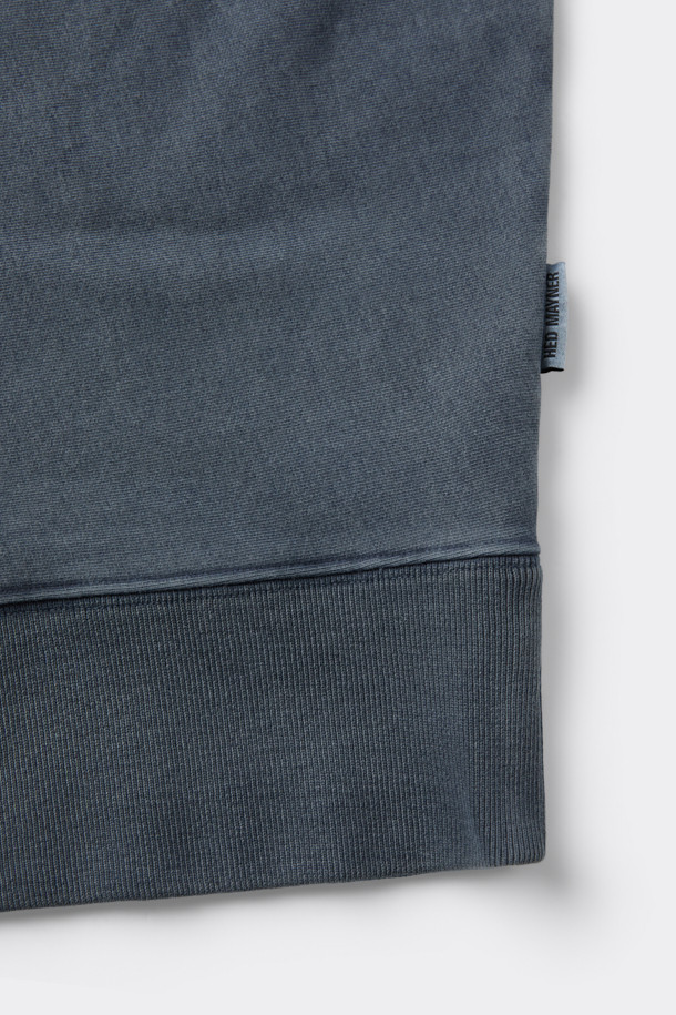 HED MAYNER(헤드 메이너) Grey Dyed 스웻셔츠는 미니멀하고 베이직한 스타일의 오버핏 상의입니다. 두꺼운 면과 아크릴 혼방 소재로 제작되어 뻣뻣한 촉감을 주며, 봄, 가을, 겨울 계절에 착용하기 좋습니다. 무지 디자인에 어깨 봉제선이 없고, 피그먼트 다잉 처리로 은은한 그레이 컬러를 연출합니다. 긴 소매, 라운드넥, 그리고 시보리 디테일과 사이드 포인트 라벨이 특징이며, 집콕룩이나 산책룩은 물론 캐주얼, 클래식 스타일로도 활용 가능합니다.
