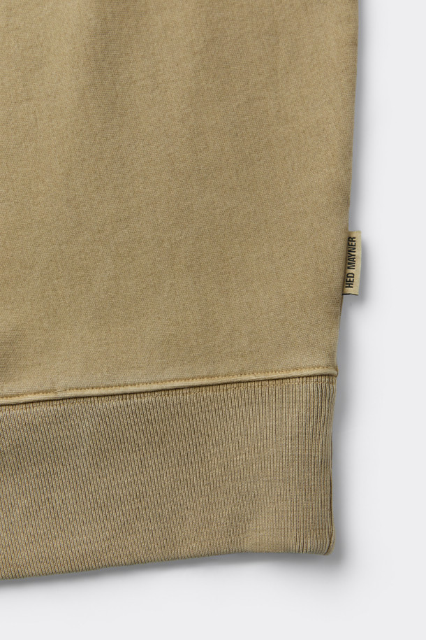 [HED MAYNER] 베이지 다잉 스웻셔츠는 미니멀하고 베이직한 스타일을 추구하는 남성들을 위한 제품입니다. 뻣뻣한 촉감의 두꺼운 면, 아크릴 혼방 소재로 제작되어 봄, 가을, 겨울 모두 착용 가능하며 오버핏 실루엣을 연출합니다. 피그먼트 다잉 처리로 빈티지한 멋을 더했고, 어깨선이 없는 디자인과 가로 결 방향 원단, 밑단 및 소매 시보리가 특징입니다. 라운드넥에 긴 소매 기장으로, 일상에서 편안하게 스타일리시함을 더할 수 있습니다.
