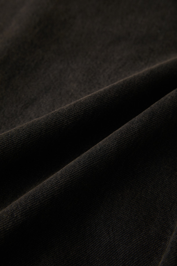 브라운 데님 디트로이트 재킷은 남녀 모두 착용 가능한 캐주얼하고 스트릿한 스타일의 데님 재킷입니다. 봄, 가을에 적합하며, 릴렉스 핏으로 편안한 착용감을 선사합니다. 무지 디자인에 중간 두께감의 데님 소재로 제작되어 튼튼합니다. 이중 히든 포켓과 밑단 이밴드, YKK 2-Way 지퍼 디테일이 특징입니다. 블랙 컬러 옵션도 제공합니다.
