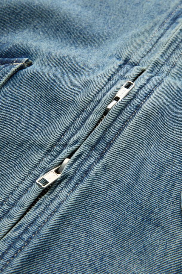 인디고 컬러의 블루 데님 디트로이트 재킷입니다. 봄, 가을에 어울리는 중간 두께감의 면 데님 소재로 제작되었으며, 릴랙스 핏으로 편안한 착용감을 선사합니다. YKK 2-Way 지퍼와 히든 포켓, 밑단 밴딩 디테일이 특징이며, 캐주얼, 스트릿 스타일을 즐겨 입는 남성분들에게 추천합니다. 데이트룩, 봄 소풍룩 등 다양한 TPO에 활용 가능하며, 미니멀한 스타일 연출에도 좋습니다. 긴 소매 기장으로 어떤 룩에도 잘 어울립니다.
