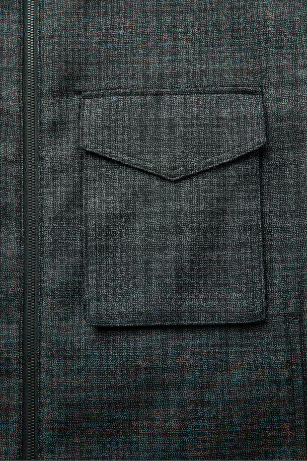 블랙 울 트위드 지퍼 재킷은 가을과 겨울, 당신의 스타일을 완성할 남성용 아우터입니다. 클래식하고 미니멀한 무드를 자아내며, 출근룩, 비즈니스 캐주얼, 모임룩 등 다양한 TPO에 활용하기 좋습니다. 릴랙스핏으로 편안함을 선사하며, YKK 2-Way 지퍼와 가슴 2포켓 디자인으로 실용성을 더했습니다. 두꺼운 울 소재의 트위드 패턴은 고급스러운 질감을, 긴 소매는 따뜻함을 책임집니다. 시크한 스타일을 연출하고 싶은 당신에게 완벽한 선택이 될 것입니다.
