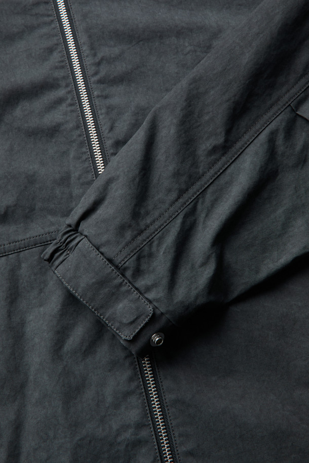 그레이 컬러의 면 혼방 소재로 제작된 후드 집업 재킷입니다. 봄, 가을 간절기에 활용하기 좋은 베이직하고 캐주얼한 스타일의 남성 의류입니다. 후드 스트링과 밑단 스트링으로 핏 조절이 가능하며, 부드러운 촉감과 릴랙스 핏으로 편안한 착용감을 선사합니다. YKK 2-Way 지퍼와 빈티지 다잉 가공으로 디테일을 더했습니다. 산책룩, 봄 소풍룩 등 다양한 일상 스타일링에 활용하기 좋습니다.
