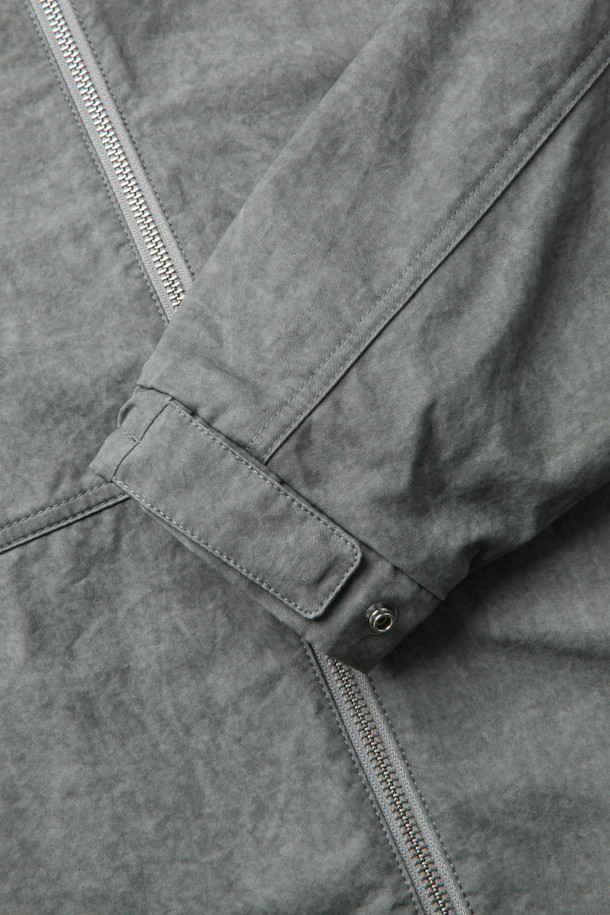 라이트 그레이 면 후드 집업 재킷은 캐주얼하고 미니멀한 스타일을 추구하는 남성분들을 위한 제품입니다. 봄, 가을에 적합하며, 부드러운 촉감의 면 소재로 제작되어 편안한 착용감을 선사합니다. 릴랙스 핏과 레귤러 기장으로 제작되어 편안한 착용감을 제공하며, YKK 2-Way 지퍼와 빈티지 다잉 가공으로 디테일을 더했습니다. 출근룩과 여행룩 등 다양한 TPO에 활용 가능하며, 무지 디자인으로 어떤 스타일에도 쉽게 매치할 수 있습니다.
