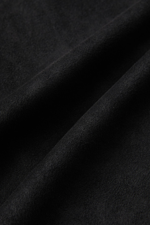 블랙 폴리 스웨이드 후드 집업 재킷은 가을, 겨울철에 캐주얼하고 스포티한 스타일을 연출하기 좋은 남성용 아우터입니다. 부드러운 촉감의 폴리에스테르 스웨이드 소재로 제작되어 편안한 착용감을 선사하며, 두꺼운 두께감으로 보온성을 높였습니다. 릴랙스 핏에 레귤러 기장으로 제작되어 활동성을 보장하며, YKK 2-Way 지퍼, 후드, 스트링 디테일로 실용성을 더했습니다. 일상, 캠핑룩, 산책룩 등 다양한 TPO에 활용할 수 있으며, 미니멀한 디자인으로 어떤 스타일에도 잘 어울립니다. 블랙 컬러의 무지 디자인으로 심플하면서도 세련된 분위기를 연출합니다.
