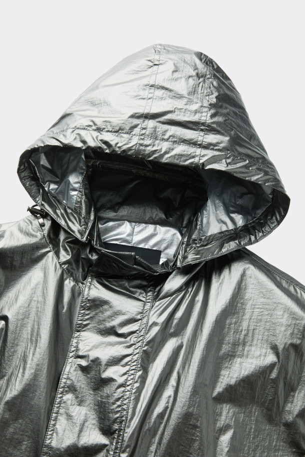 실버 4way 후드 재킷은 남성용 점퍼로, 봄, 가을 간절기에 활용하기 좋은 아이템입니다. 캐주얼, 스포티, 미니멀 스타일을 모두 소화할 수 있으며, 여행룩, 산책룩에 적합합니다. 가볍고 얇은 나일론 소재로 제작되어 편안한 착용감을 제공하며, 오버핏으로 트렌디한 스타일을 연출합니다. 탈부착 후드, 허리 스트링, 4way 변형, 밑단 폴딩 기능으로 다양한 스타일을 연출할 수 있으며, 사이즈 조절 기능이 있어 실용적입니다.
