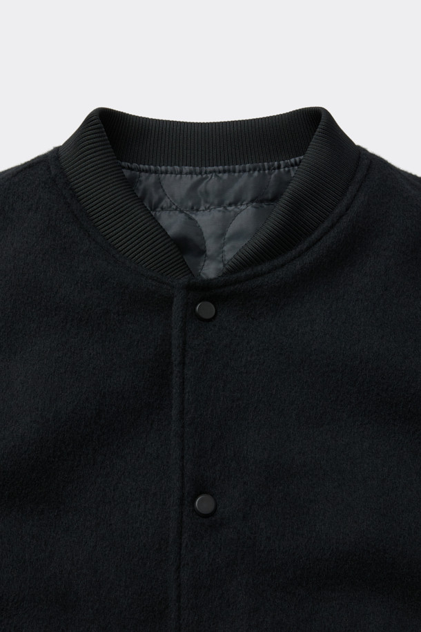 블랙 바시티 재킷은 가을과 겨울, 쌀쌀한 날씨에 따뜻하게 착용하기 좋은 남성용 아우터입니다. 스포티하면서도 캐주얼한 무드를 연출하며, 오버핏으로 편안한 착용감을 선사합니다. 울, 나일론, 레더 소재를 사용하여 부드러운 촉감과 두꺼운 두께감을 자랑합니다. 일상, 출근룩, 모임룩 등 다양한 TPO에 활용 가능하며, 무지 디자인으로 미니멀한 스타일을 완성합니다. 카라 탈부착, 패딩 충전재, 밑단/소매 시보리, 기모 소재 등 다양한 디테일이 돋보입니다.
