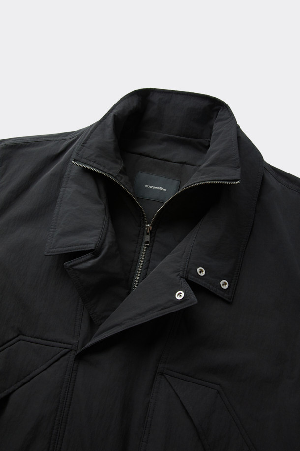 블랙 레이싱 재킷은 남성용 아우터로, 가을과 겨울에 따뜻하게 착용할 수 있습니다. 스포티하면서도 캐주얼한 무드를 연출하며, 일상 및 출근룩에 적합합니다. 릴랙스핏으로 편안한 착용감을 제공하며, 두꺼운 두께감으로 보온성을 높였습니다. 무지 디자인에 YKK 2-Way 지퍼와 이중 여밈 디테일이 돋보이며, 폴리에스테르, 나일론, 면 혼방 소재로 제작되었습니다. 긴 소매 기장의 패딩 코트 타입 레이싱 재킷입니다.
