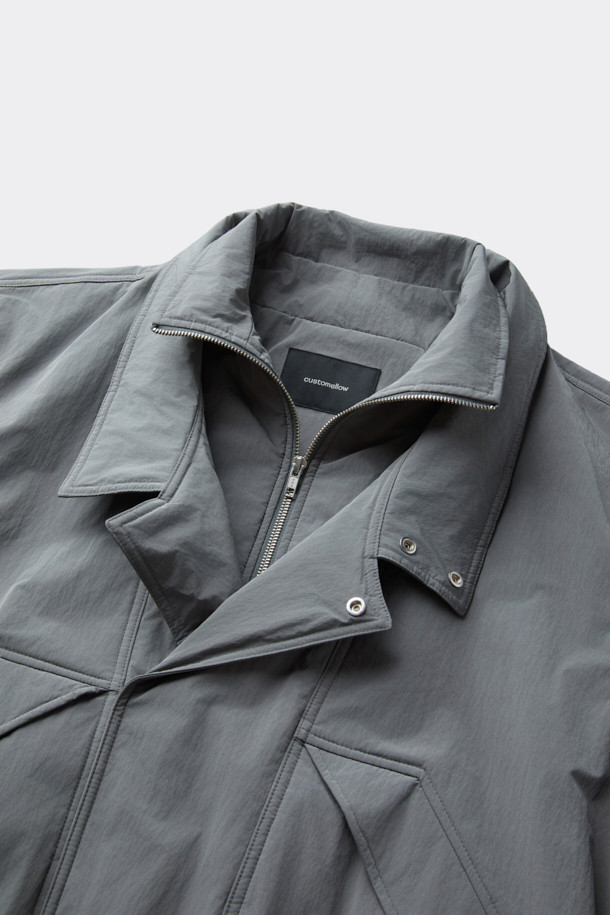 그레이 컬러의 남성용 레이싱 재킷입니다. 릴랙스 핏으로 제작되었으며, 두꺼운 두께감으로 봄, 가을에 착용하기 좋습니다. 무지 디자인에 YKK 2-Way 지퍼와 이중 여밈, 패딩 디테일이 돋보입니다. 출근룩과 모임룩에 캐주얼, 스포티, 미니멀한 스타일로 연출하기 좋습니다. 폴리에스테르, 나일론, 면 혼방 소재의 긴 소매 스포츠 재킷입니다.
